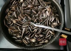 自备零食 干炒葵花籽的做法图解3