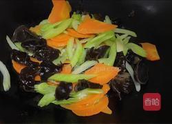 黑木耳炒胡萝卜西芹的做法图解4