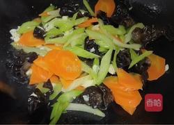 黑木耳炒胡萝卜西芹的做法图解5
