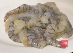 虾仁炒西芹的做法图解1