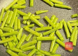 开始尝试地中海饮食的第2天丨虾仁海鲜菇四季豆一锅炒的做法图解3
