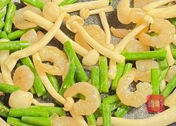 开始尝试地中海饮食的第2天丨虾仁海鲜菇四季豆一锅炒的做法图解5
