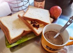 吐司牛肉酱夹蛋面包