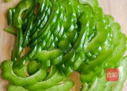 苦瓜炒蛋的做法图解2