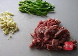 花菜木耳炒肉的做法图解3