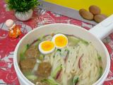 肉丸鸡蛋手擀面