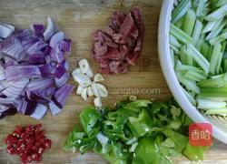 芹菜炒牛肉的做法图解2