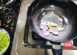 海鲈鱼烧毛豆子的做法图解3