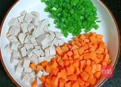 胡萝卜肉丸蛋炒饭的做法图解2