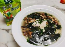蘑菇豆腐裙带菜汤