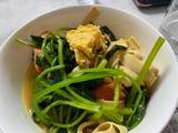 西红柿金针菇豆皮汤