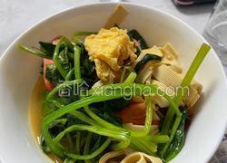 西红柿金针菇豆皮汤