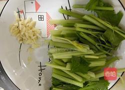 芹菜炒牛肉的做法图解2