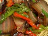青红椒炒蔡陈记平武腊肉的做法[图]
