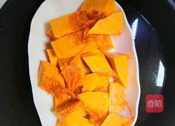 奶香南瓜餐包的做法图解1