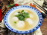 冲菜包蛋汤圆